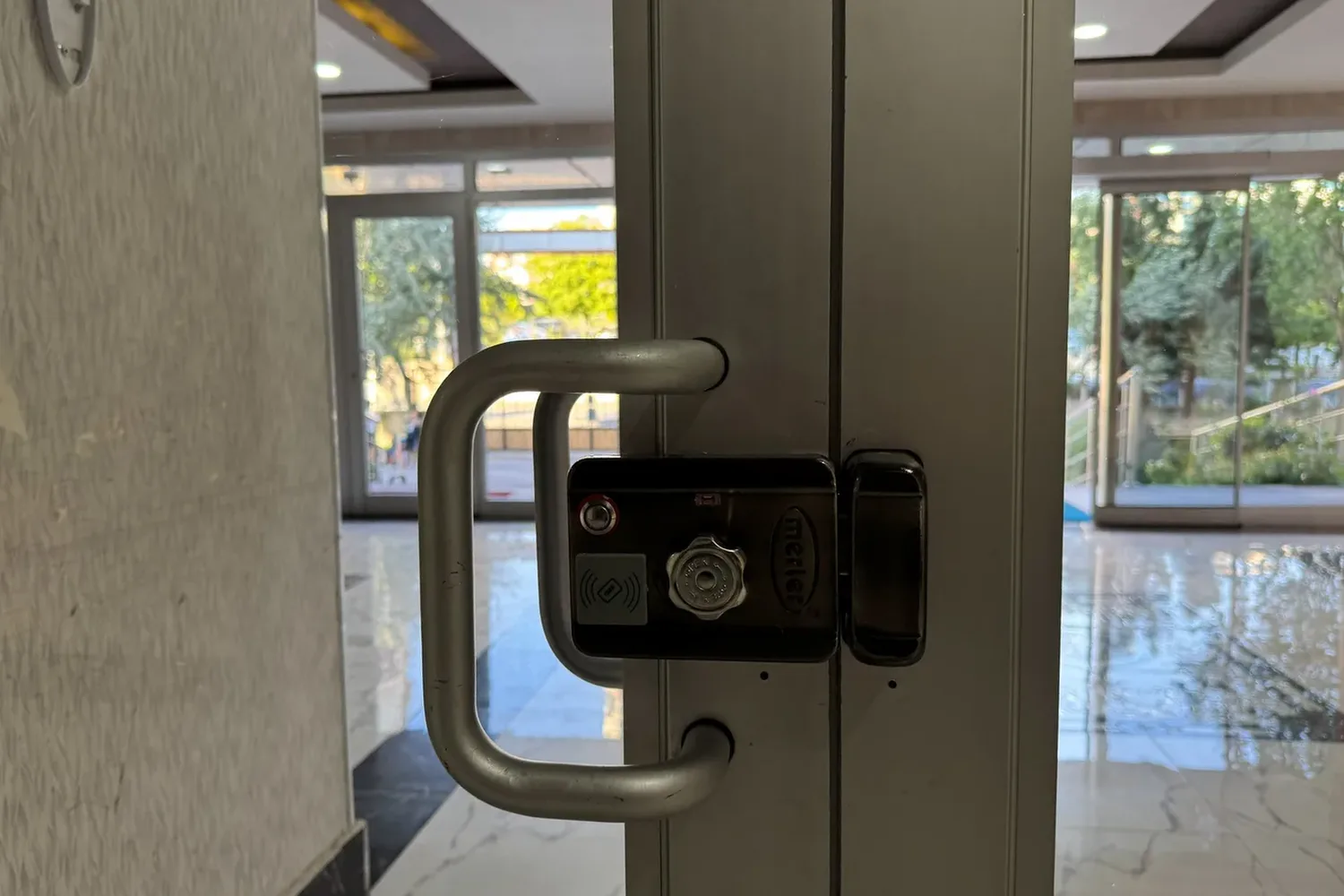 Beka Kent Sitesi bina iç kapısına monte edilmiş Merter akıllı kilit, kart okuma alanı görünür
