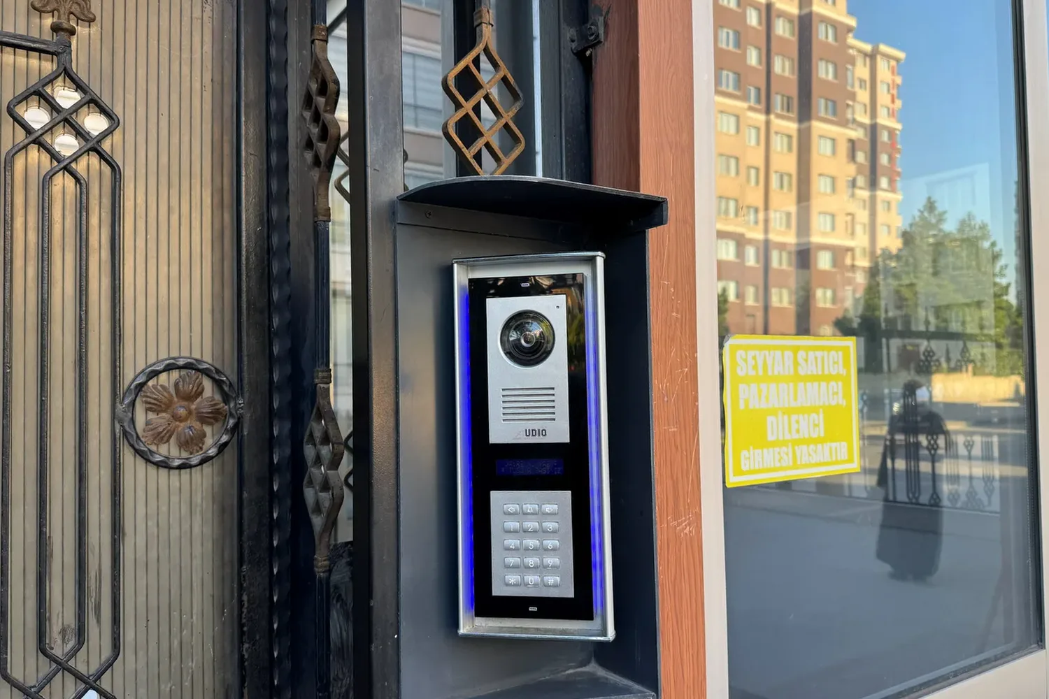 Beka Kent Sitesi bahçe kapısındaki birinci Audio dış panel, ferforje kapı üzerinde
