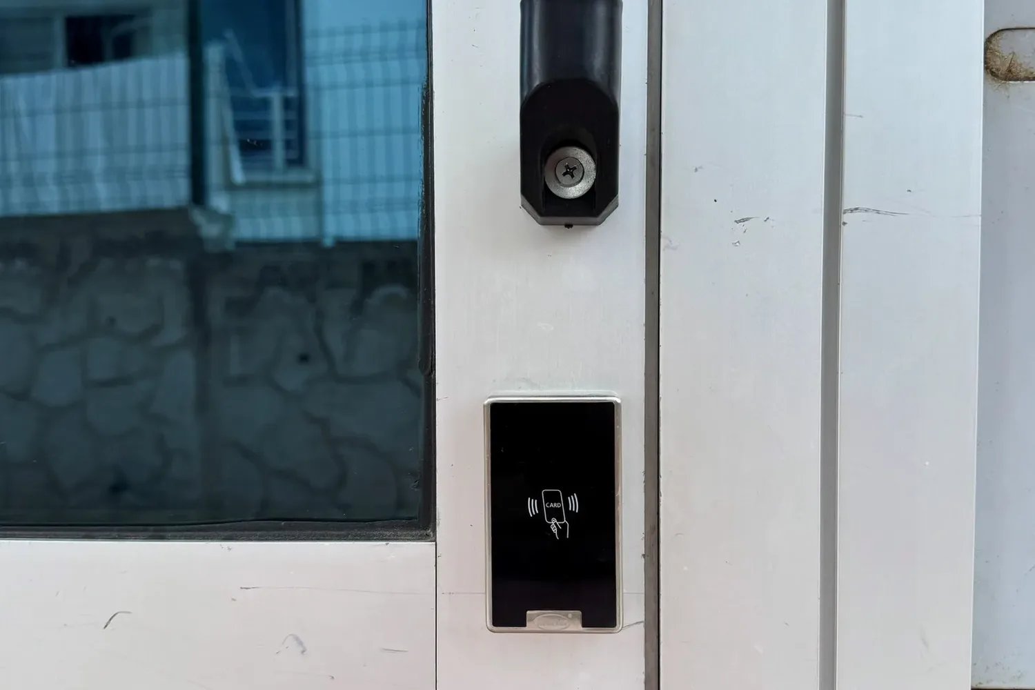 Elvan Apartmanı giriş kapısındaki Merter MAK3S akıllı kilit kart okuyucusu ve kapı otomatiği