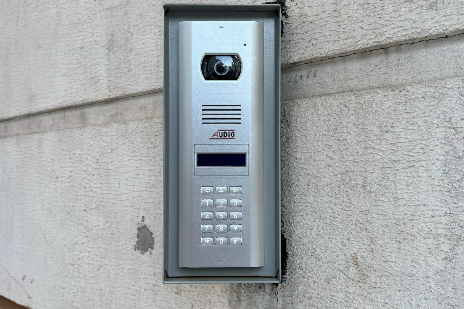 Elvan Apartmanı girişindeki Audio görüntülü diafon dış paneli — kamera, hoparlör ve tuş takımı