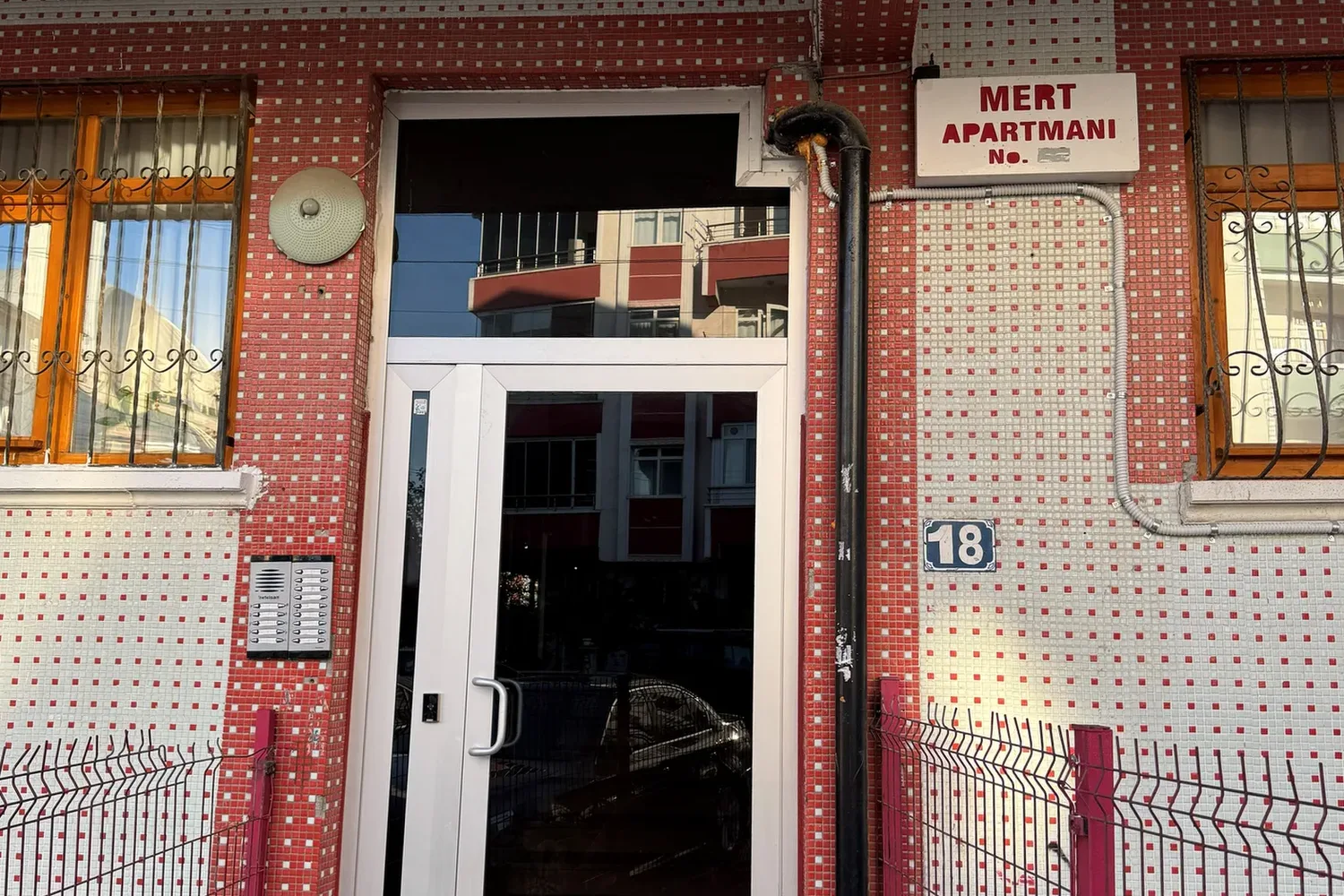 Mert Apartmanı bina cephesi ve giriş kapısı, 1982. Cadde No 18