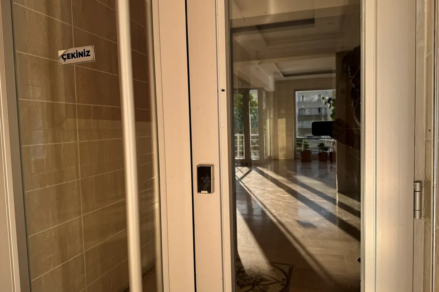 Yeni Dirlik Sitesi giriş kapısındaki Merter MAK3S akıllı kilit kart okuyucusu ve kapı otomatiği