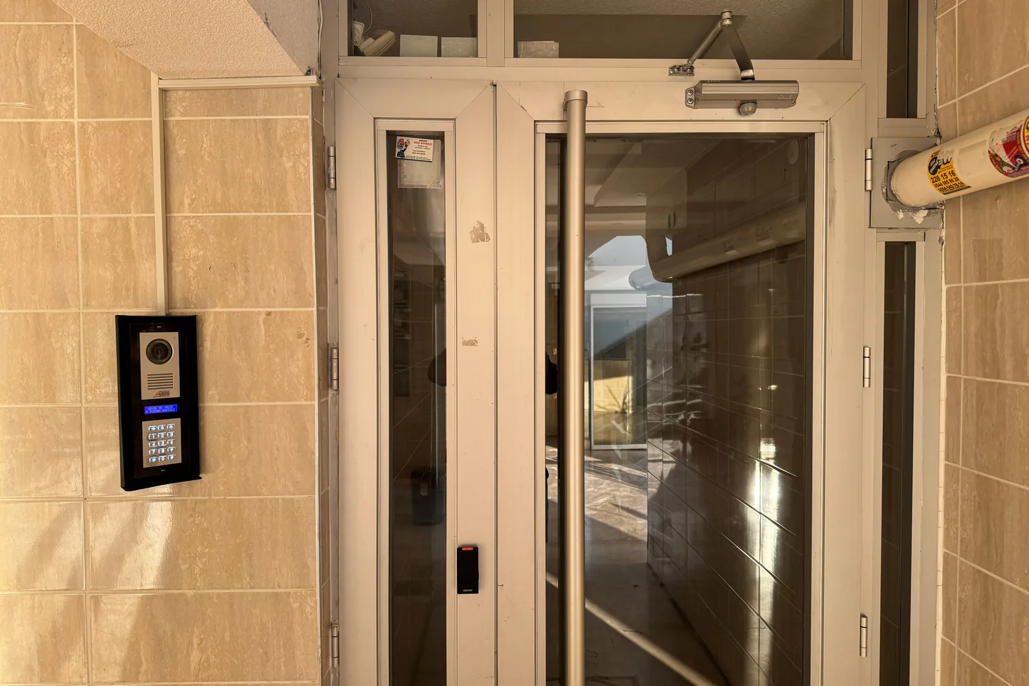 Yeni Dirlik Sitesi C Blok bina girişi ve diafon panelinin duvardaki konumu