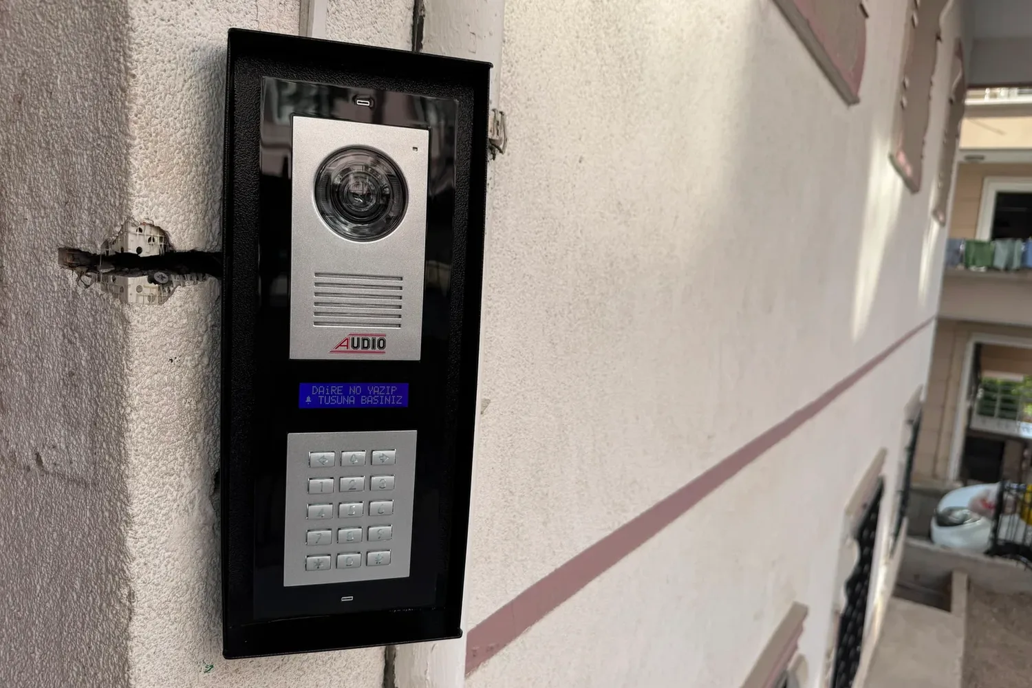Yurduseven Apartmanı girişindeki Audio görüntülü diafon dış paneli — kamera, hoparlör, ekran ve tuş takımı
