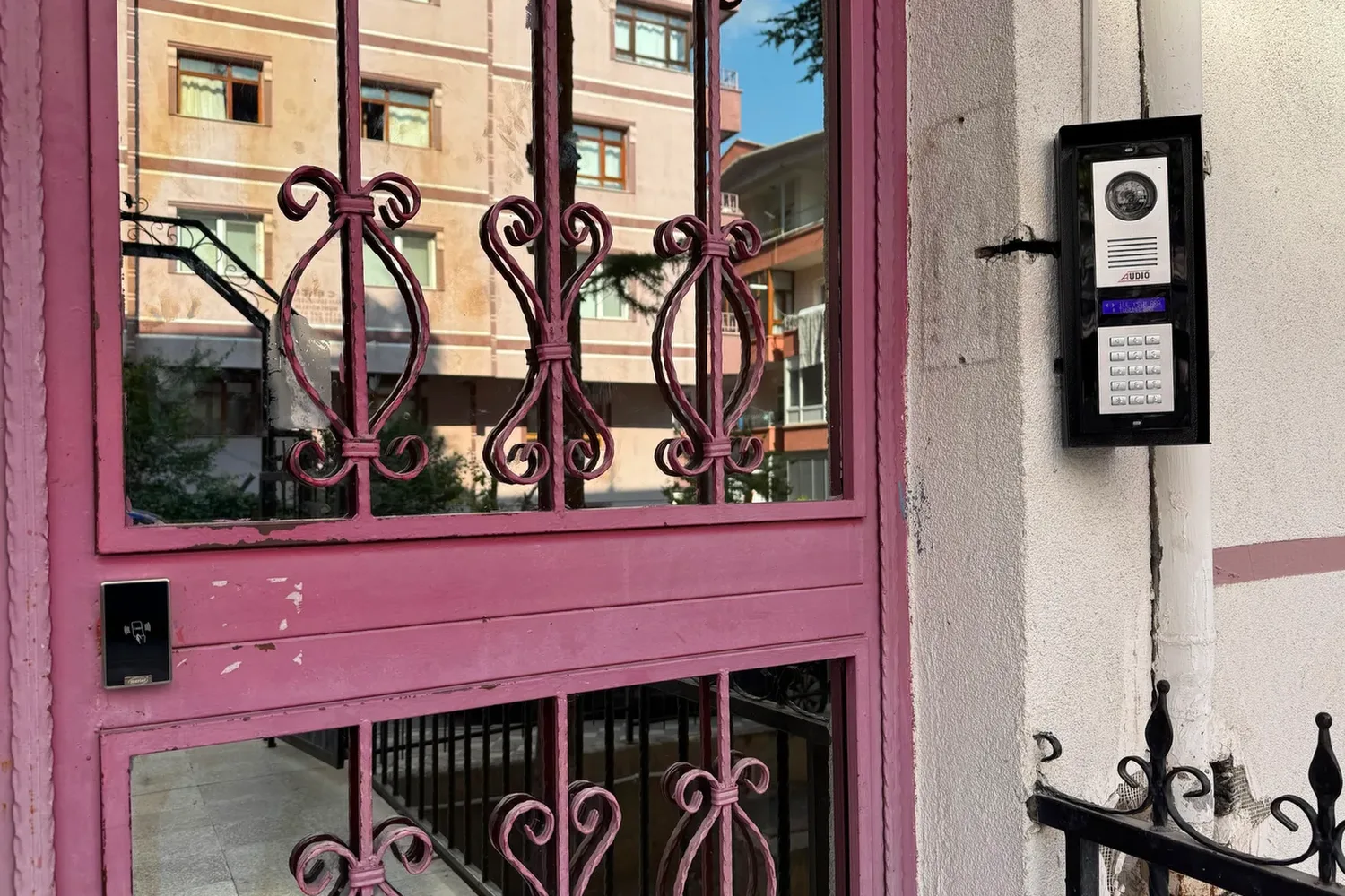 Yurduseven Apartmanı girişi — duvarda Audio dış panel, kapıda Merter akıllı kilit okuyucusu