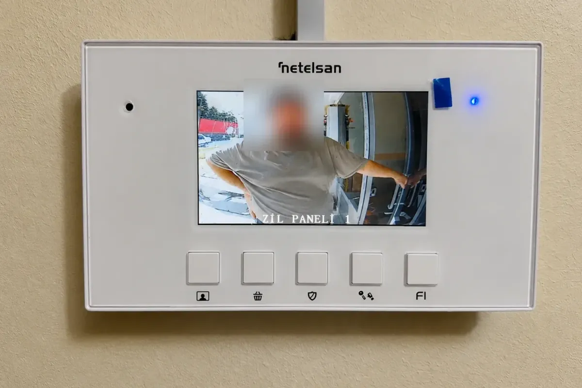 Daire içindeki Netelsan KARVOX 4,3 inç monitörde kapı kamerasının canlı görüntüsü, Açelya Apartmanı