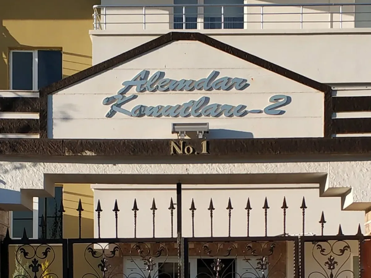 Alemdar Konutları-2 site girişi tabelası ve ferforje giriş kapısı üst yapısı