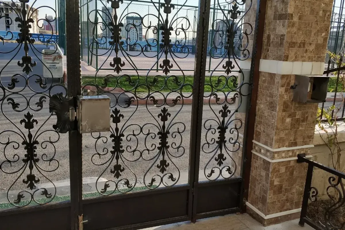 Ferforje bahçe kapısında akıllı kilit gövdesi ve koruma kutusu, kapı iç tarafından