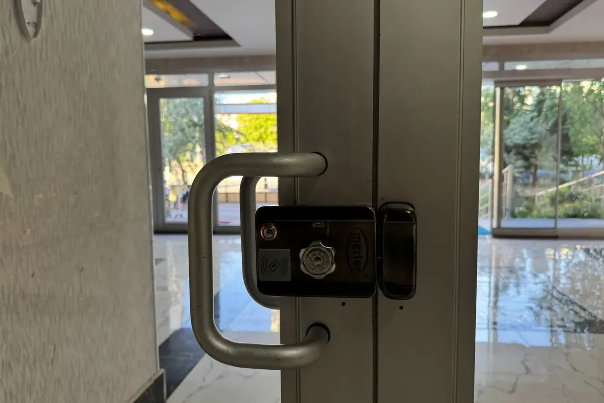 Beka Kent Sitesi bina iç kapısına monte edilmiş Merter akıllı kilit, kart okuma alanı görünür