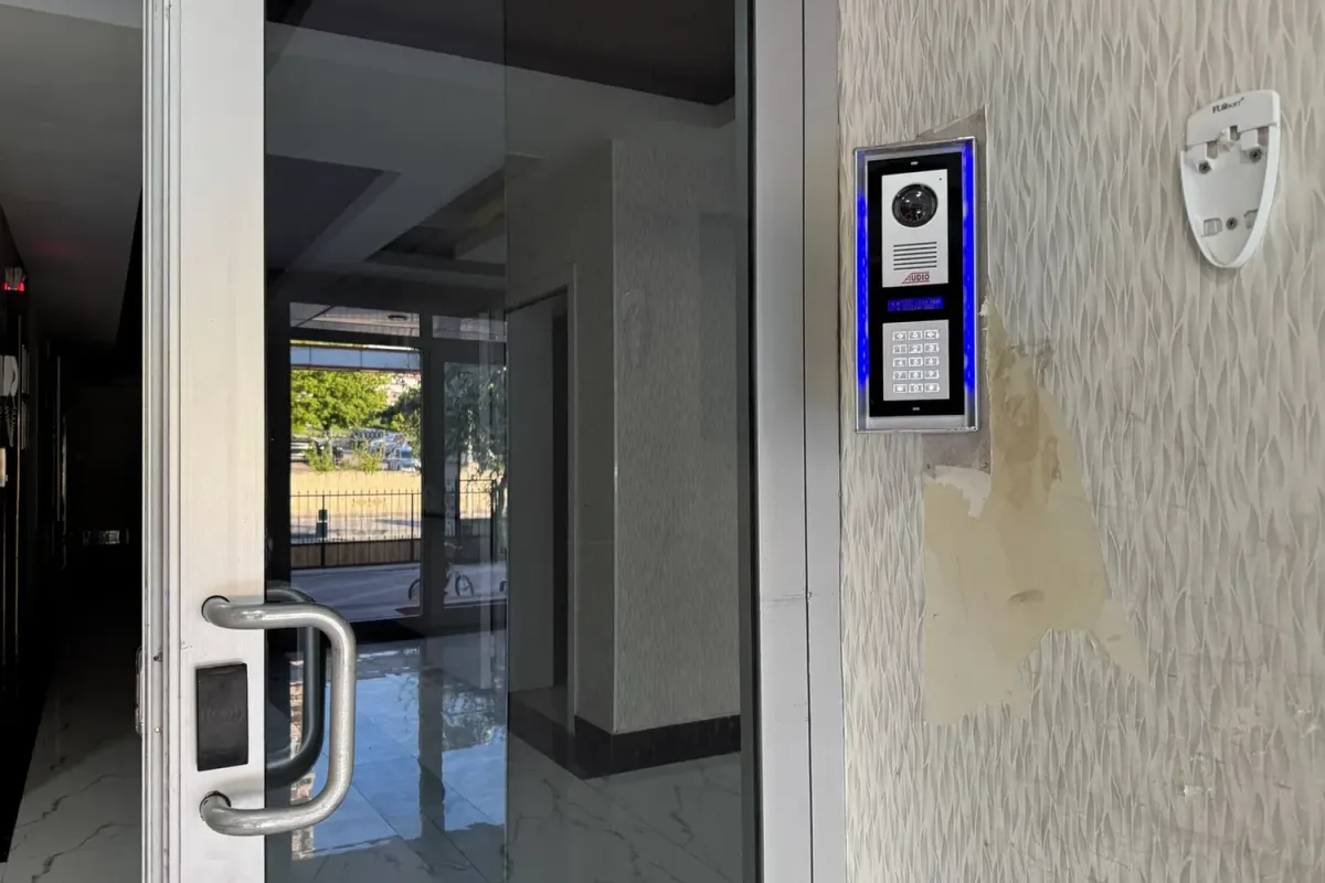 Beka Kent Sitesi bina girişindeki ikinci Audio dış panel, aydınlatmalı çerçevesiyle