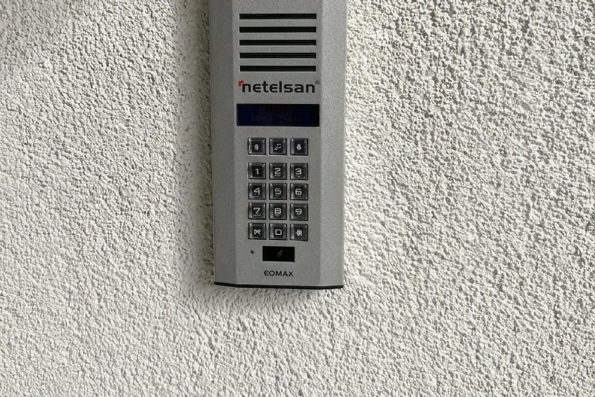 Müstakil bina girişine monte edilen Netelsan EQMAX görüntülü diafon dış paneli, Beypazarı