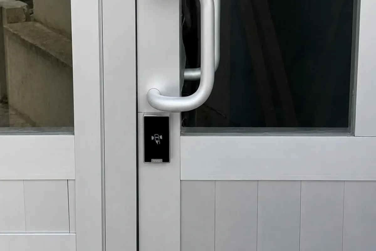 Çelebinur Apartmanı’nın alüminyum giriş kapısı kasasına monte edilmiş Merter MAK3S kart okuyucusu