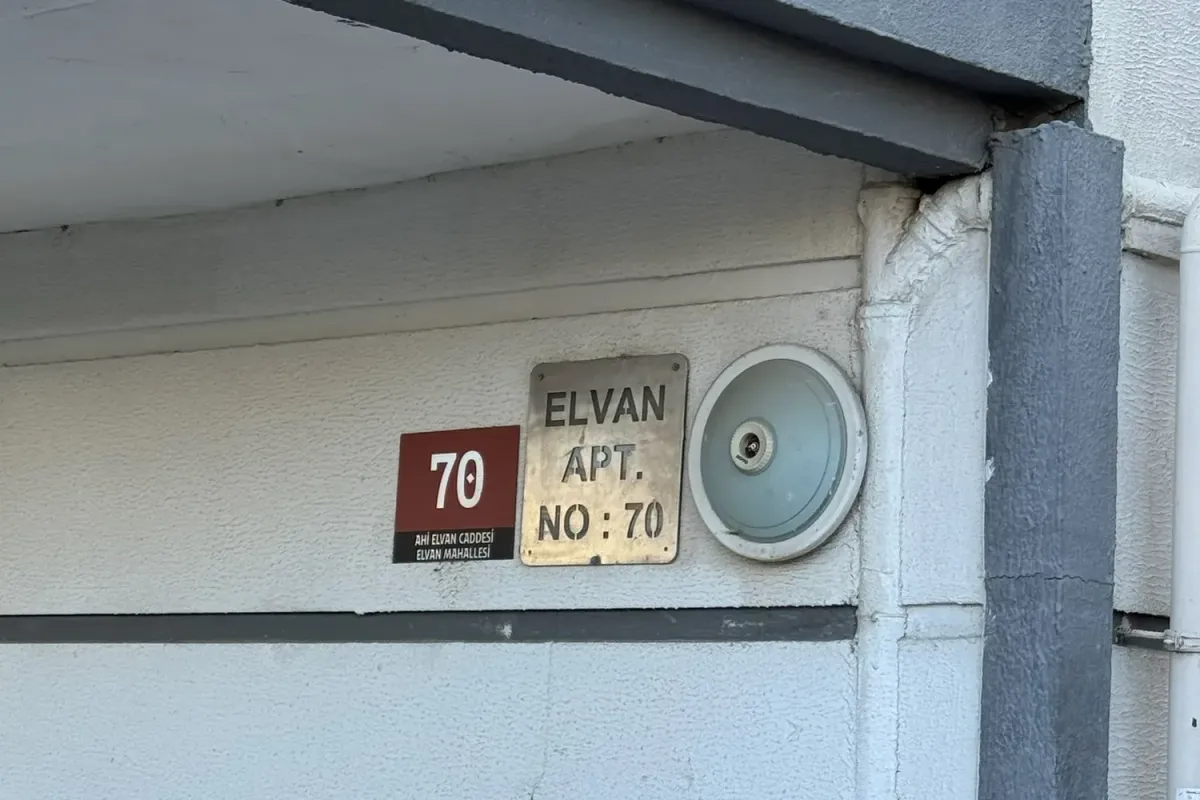 Elvan Apartmanı bina tabelası, Ahi Elvan Caddesi No 70
