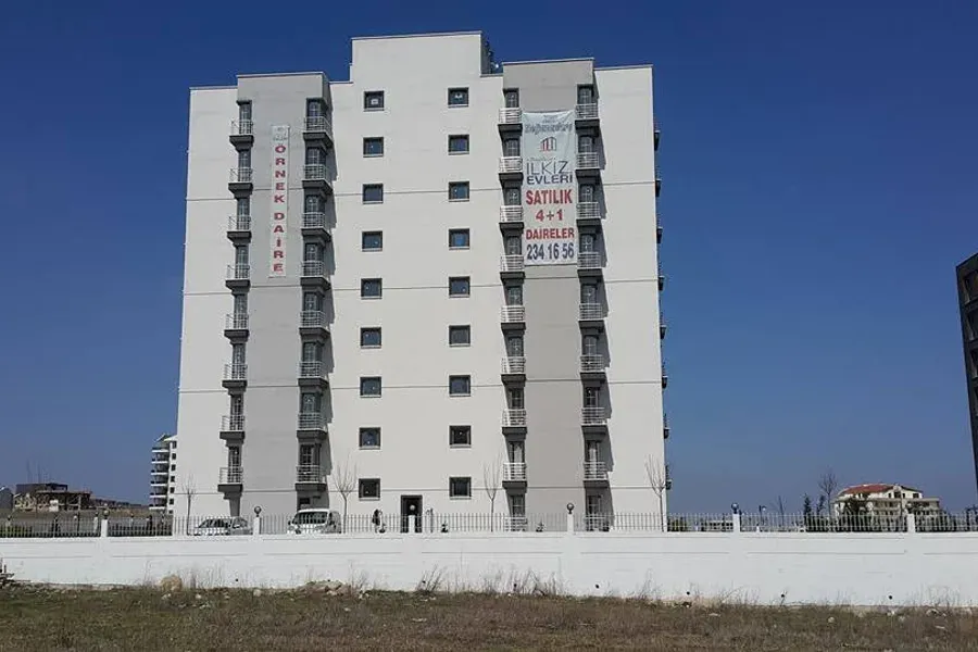 Ertonga İnşaat İkiz Evler projesinin tamamlanmış bloğu, Bağlıca — ön cepheden