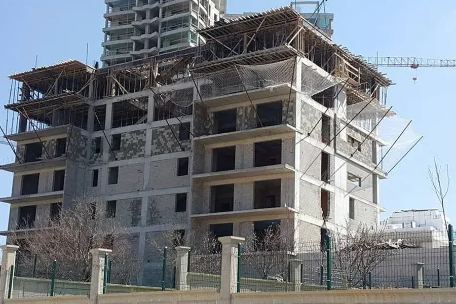 Otis Evleri şantiyesi, vinç ve iskeleyle yükselen blok, Bağlıca