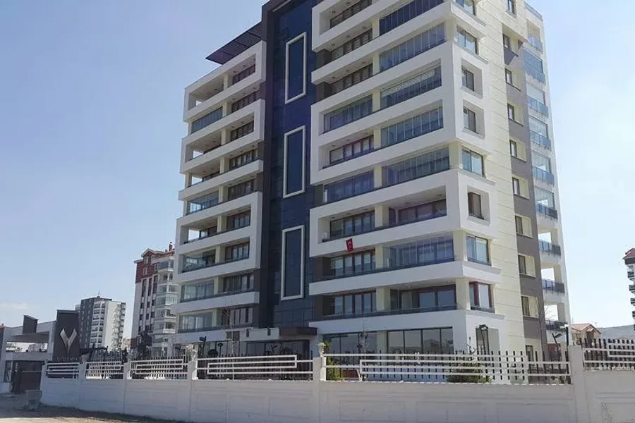 Verenda İnşaat’ın tamamlanmış konut bloğu, Bağlıca — cam ve kompozit cepheli
