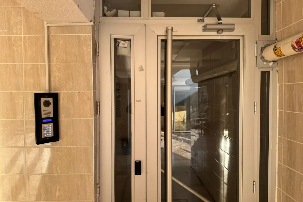 Yeni Dirlik Sitesi C Blok bina girişi ve diafon panelinin duvardaki konumu