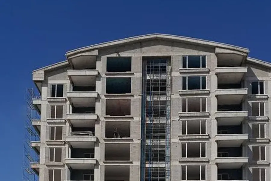 Zorlu İnşaat projesinin üst katları inşaat hâlinde, dış cephe iskelesiyle, Bağlıca
