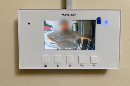 Daire içindeki Netelsan KARVOX 4,3 inç monitörde kapı kamerasının canlı görüntüsü, Açelya Apartmanı