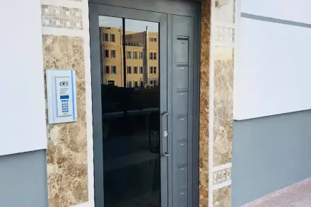 Apartman girişinde mermer kaplama üzerine monte edilmiş Audio görüntülü diafon paneli