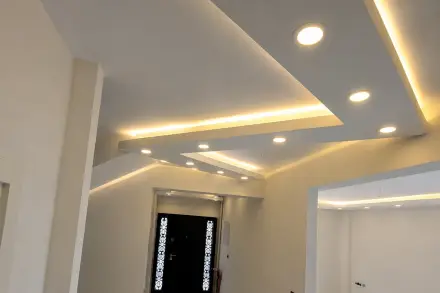 Villa giriş koridorunda asma tavana gizlenmiş bant aydınlatma ve spot armatürler