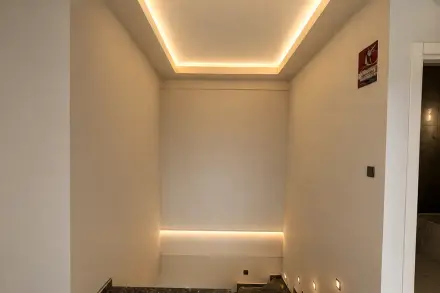 Villa üst kat merdiven sahanlığında tavan ve basamak altı gizli aydınlatma