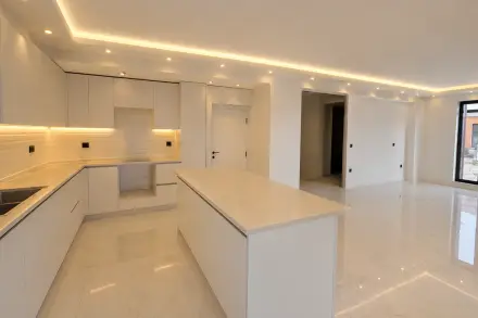 Villa mutfağında tezgâh üstü ve asma tavan LED aydınlatması, ada mutfak