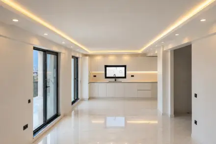 Villa salonunda asma tavana gizlenmiş LED bant aydınlatma ve spot armatürler