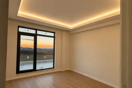 Villa üst kat odasında tavan çevresi gizli aydınlatma ve pencere yanı priz montajı
