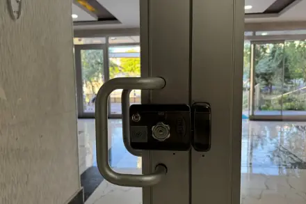 Beka Kent Sitesi bina iç kapısına monte edilmiş Merter akıllı kilit, kart okuma alanı görünür