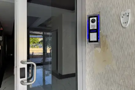 Beka Kent Sitesi bina girişindeki ikinci Audio dış panel, aydınlatmalı çerçevesiyle
