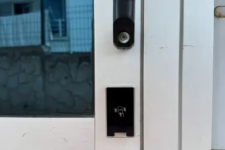 Elvan Apartmanı giriş kapısındaki Merter MAK3S akıllı kilit kart okuyucusu ve kapı otomatiği