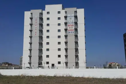 Ertonga İnşaat İkiz Evler projesinin tamamlanmış bloğu, Bağlıca — ön cepheden