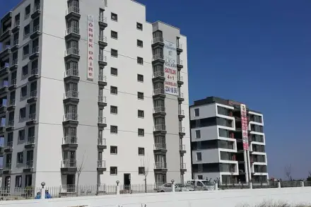 Bağlıca’da Ertonga İnşaat’ın tamamlanan blokları, cephede örnek daire tabelası