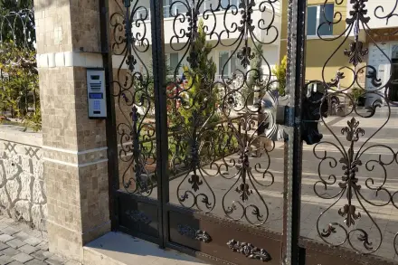 Alemdar Konutları-2 bahçe kapısı girişinde taş direğe monte edilmiş Netelsan dış panel
