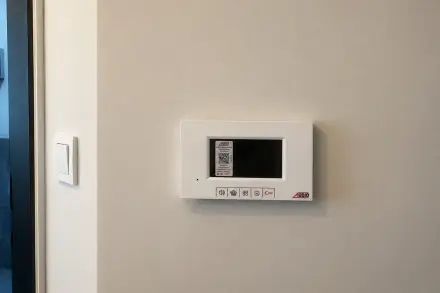 Daire içinde değiştirilen Audio 4,3 inç görüntülü diafon monitörü ve yanındaki anahtar