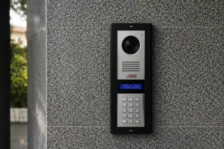 Granit kaplama bina girişine yeni takılan Audio görüntülü diafon dış paneli, ekranında daire seçim yazısı