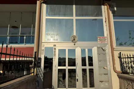 Mevlana Apartmanı bina girişi ve tabelası, 1854. Sokak No 3