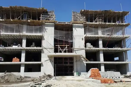 Otis Evleri kaba inşaat aşaması — beton karkas, iskele ve güvenlik fileleri, Bağlıca
