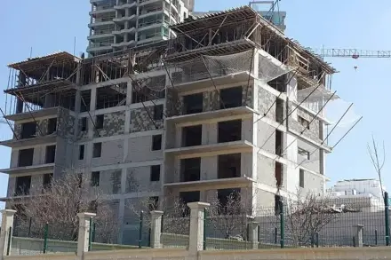 Otis Evleri şantiyesi, vinç ve iskeleyle yükselen blok, Bağlıca