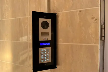 Yeni Dirlik Sitesi C Blok girişindeki Audio görüntülü diafon dış paneli, traverten duvarda